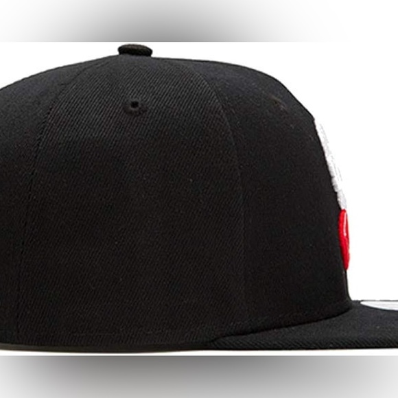 Black Hat with White Skull Adjustable SnapBack Baseball Cap Hat - Picture 3 of 4